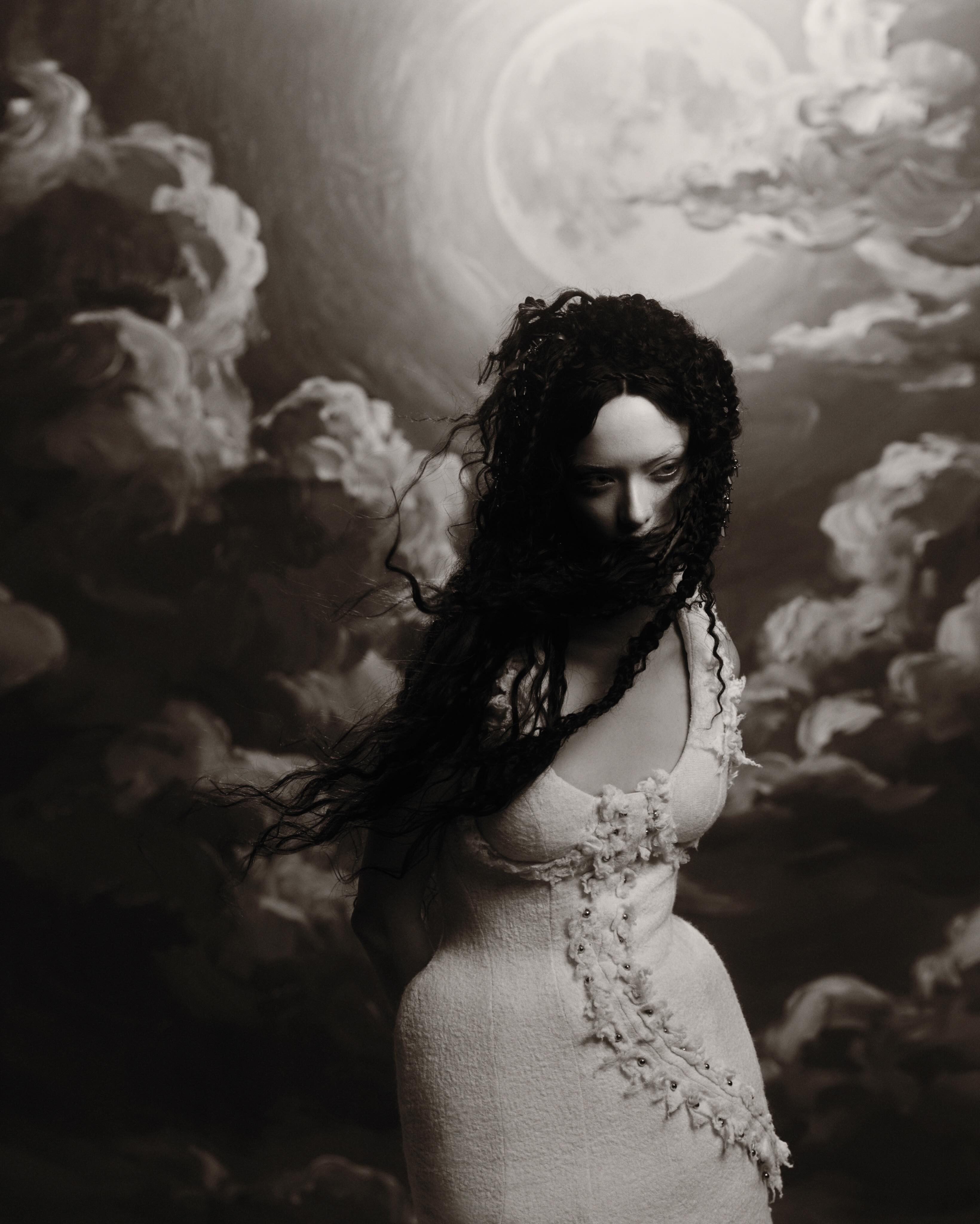 Retrato feminino diante de cenário lunar