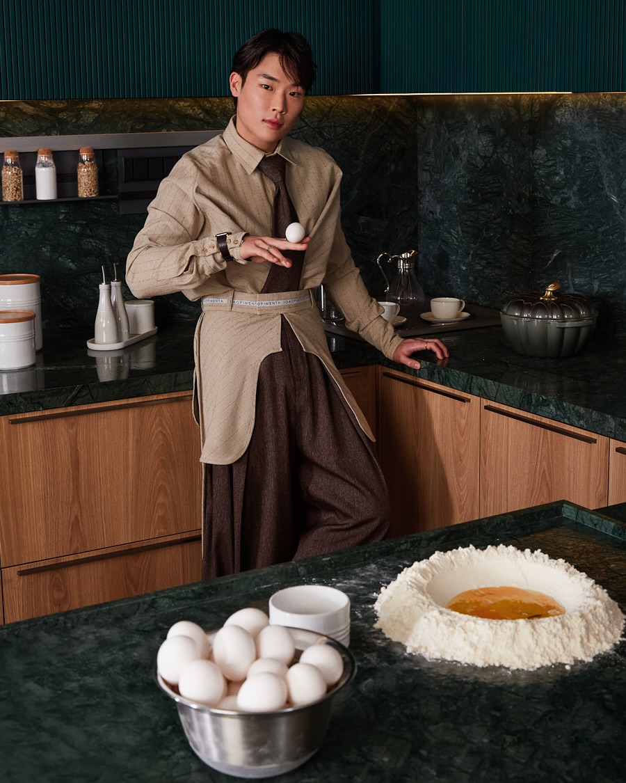 Arthur Paek em editorial de alfaiataria