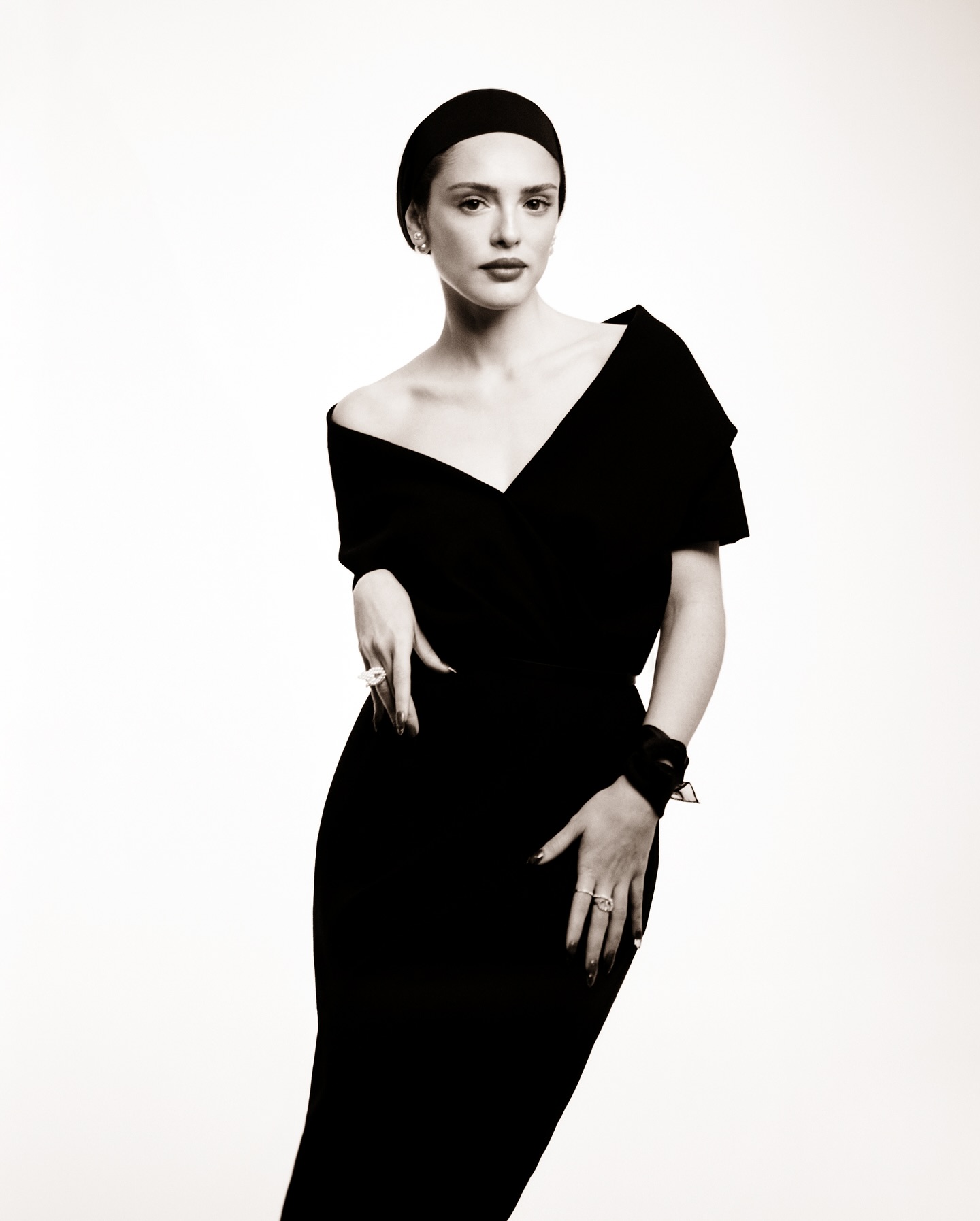 Retrato feminino em vestido preto