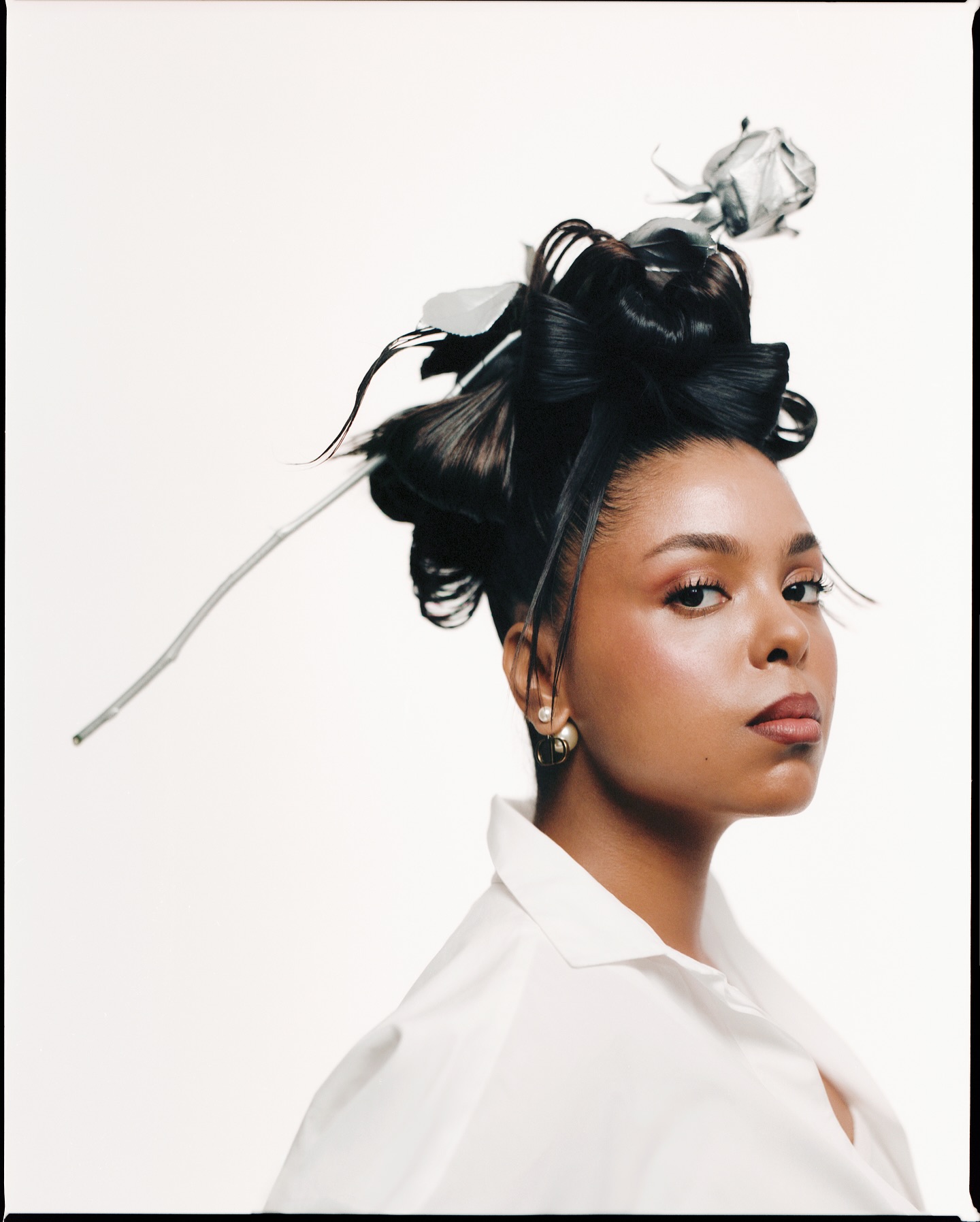 Retrato feminino com penteado em laços